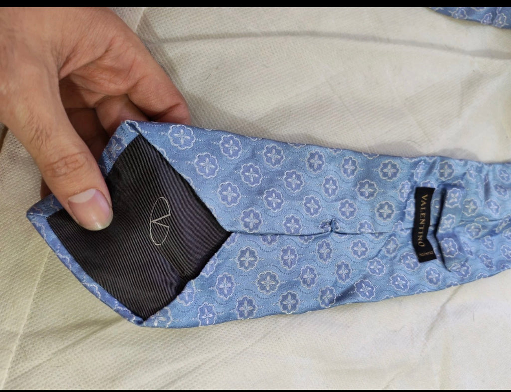 Vintage Valentino Cravatte classic 100% all silk fancy geometric blue neck tie