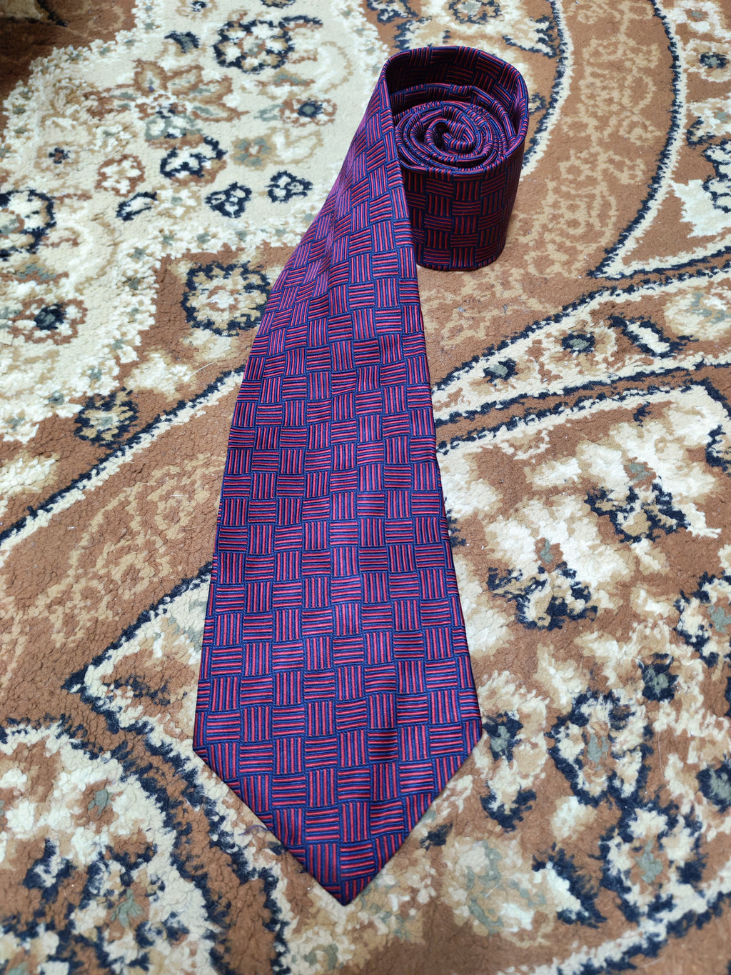 Vintage Burberrys London classic 100% all silk luxury geometric neck tie