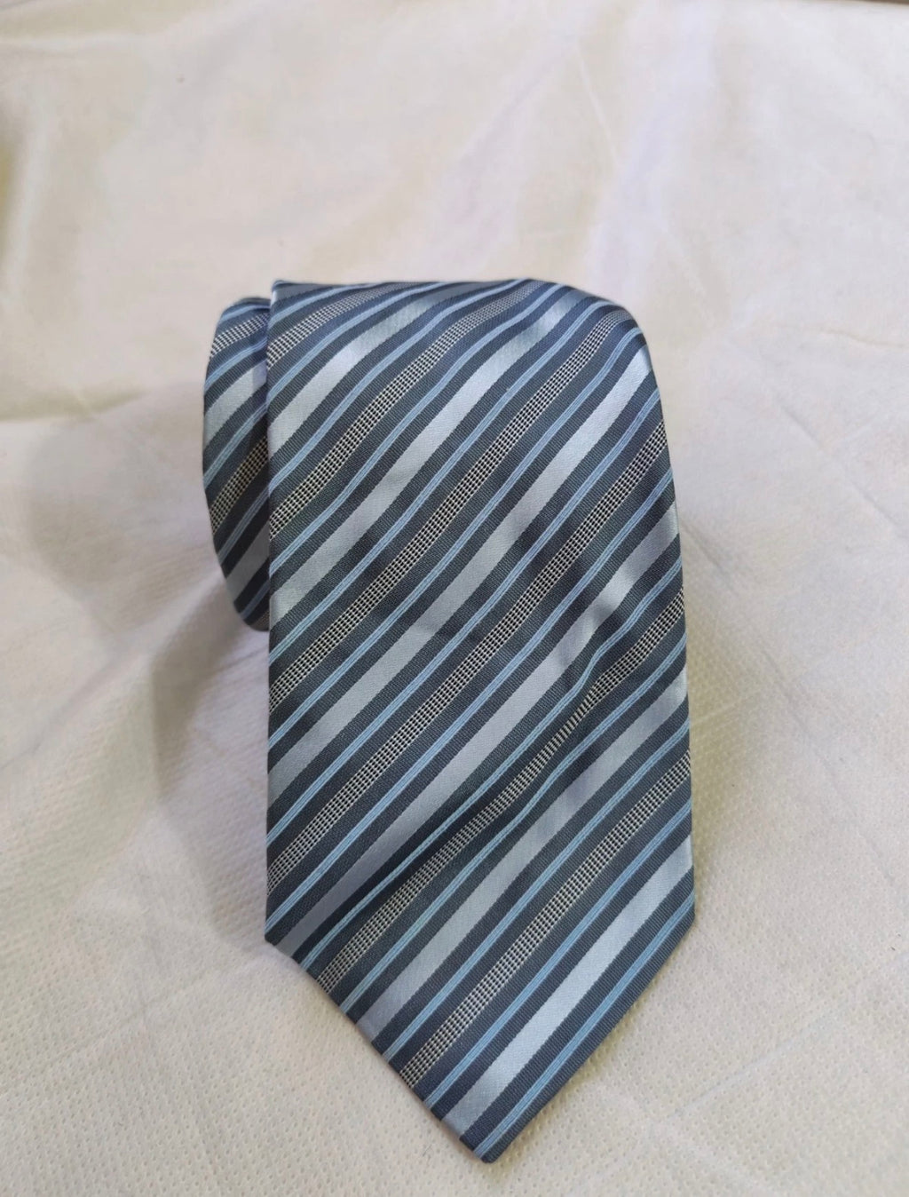 Vintage Hugo Boss classic 100% all silk Retro luxury Regimental neck tie