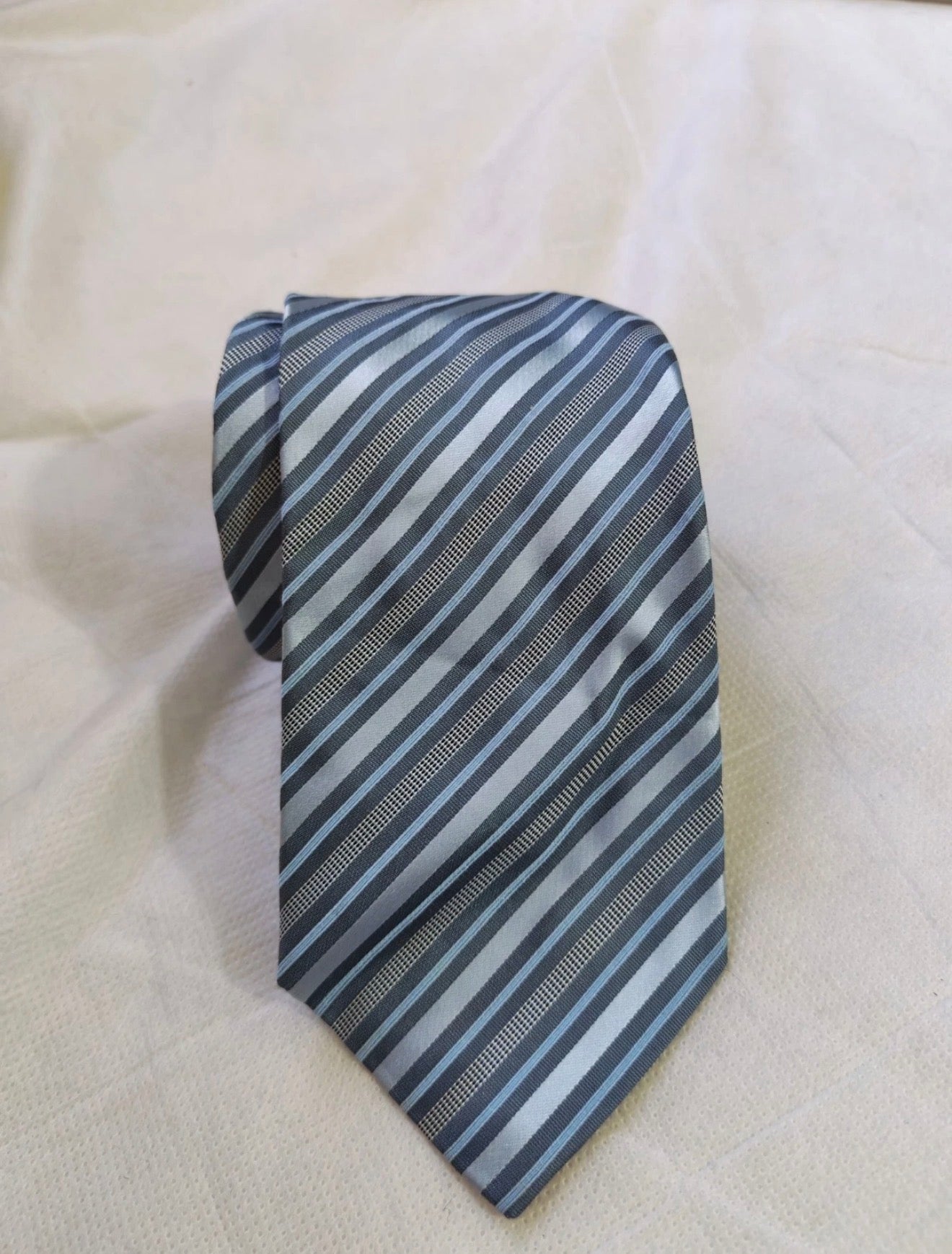 Vintage Hugo Boss classic 100% all silk Retro luxury Regimental neck tie