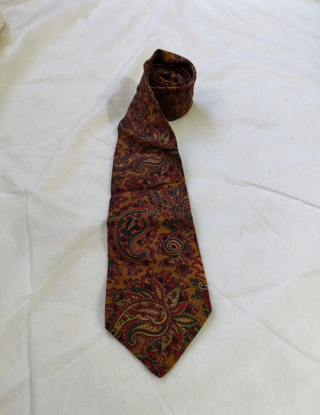 Vintage Burberrys London classic 100% all silk luxury paisley neck tie