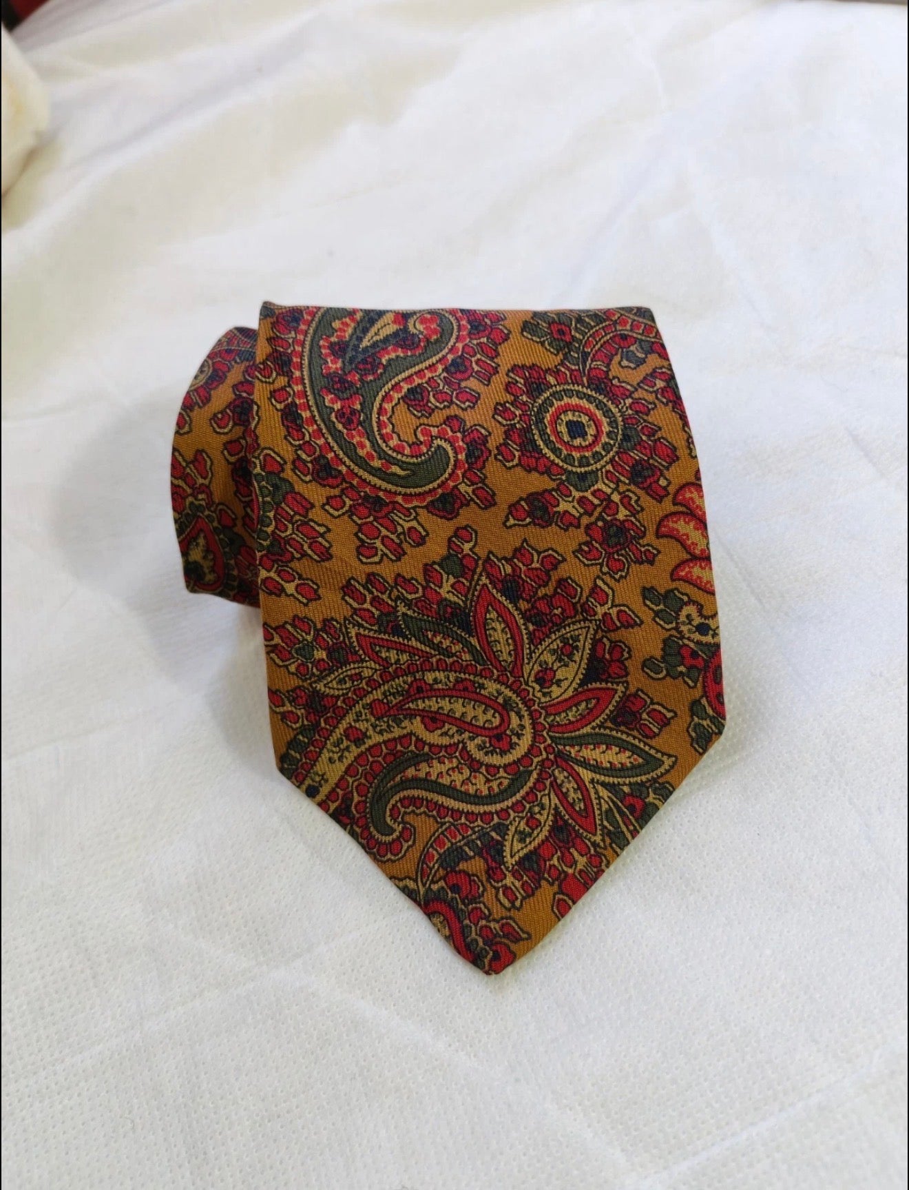 Vintage Burberrys London classic 100% all silk luxury paisley neck tie