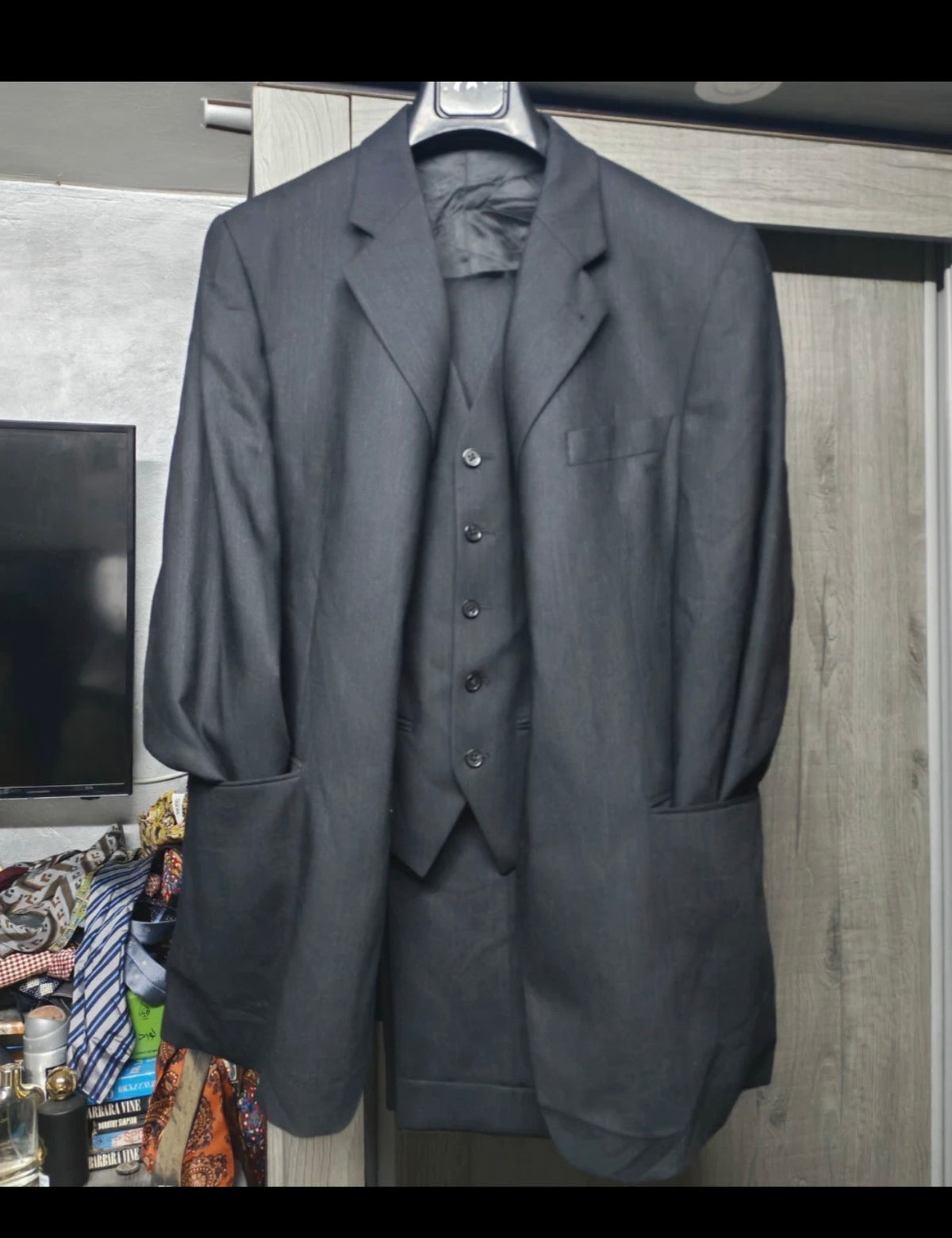 1970s vintage classic all worsted wool 3 piece charcoal 3 button suit 42R