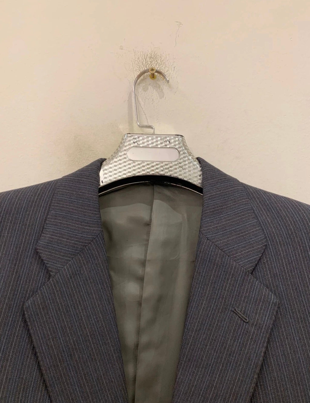 Vintage all worsted wool classic charcoal 2 button striped suit 42R 42L