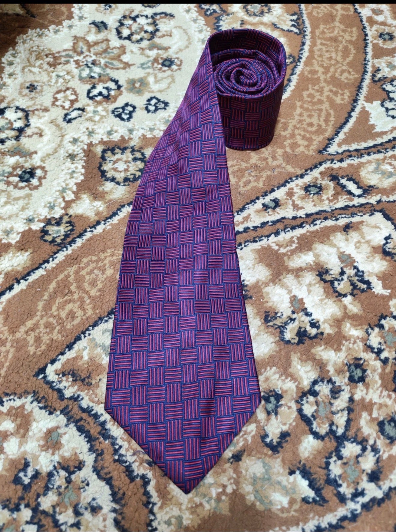 Vintage Burberrys London classic 100% all silk luxury geometric neck tie