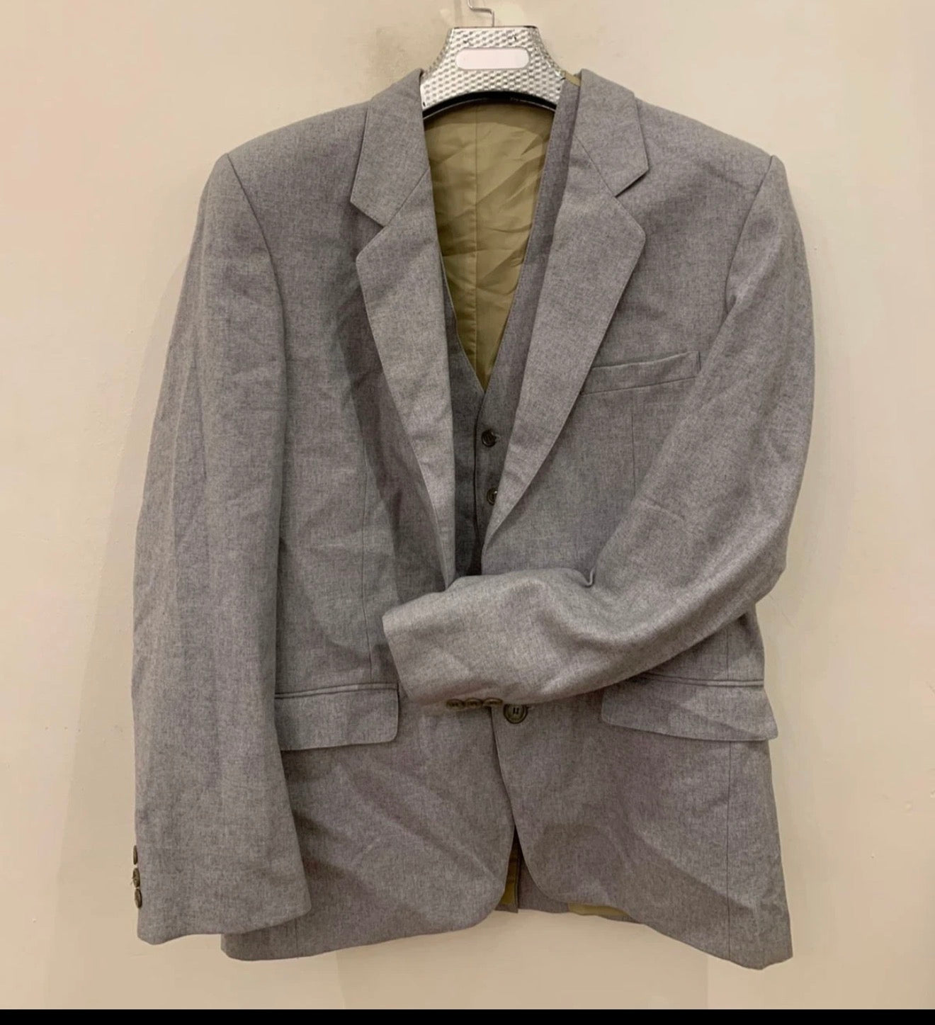 Vintage classic wool blend 3 piece gray 2 button unique French suit 40R
